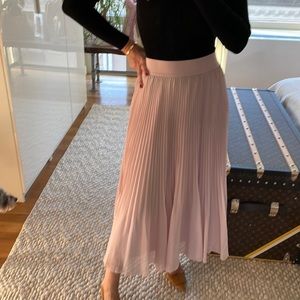 Aritzia blush pleated skirt XS like new